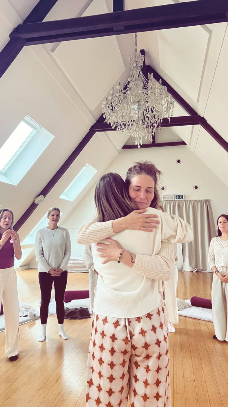 Abschlusskreis einer Breathwork-Session, Umarmung in der Gruppe