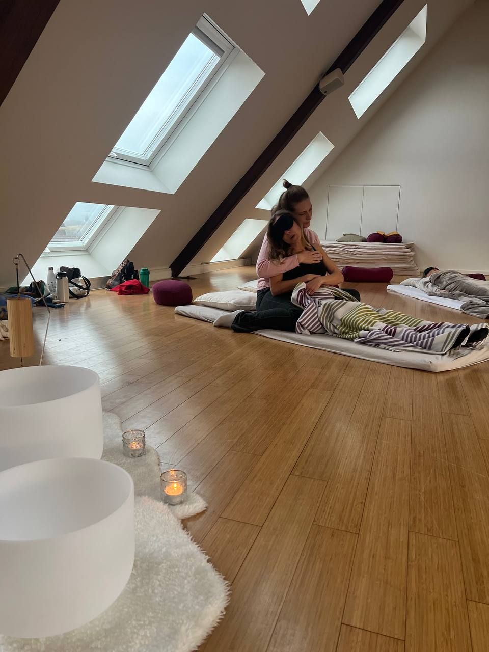 Mareike Krohnen im Kreis, Umarmung während einer Breathwork-Session